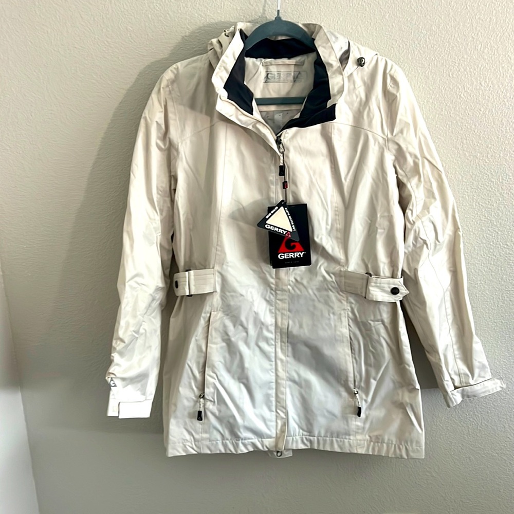 Medium cream woman’s Gerry rain jacket